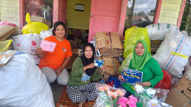 
Warga Kelurahan Jahab menunjukkan buku tabungan dan catatan transaksi di Bank Sampah Etam Idaman, Tenggarong. (Angga/okeborneo.com)