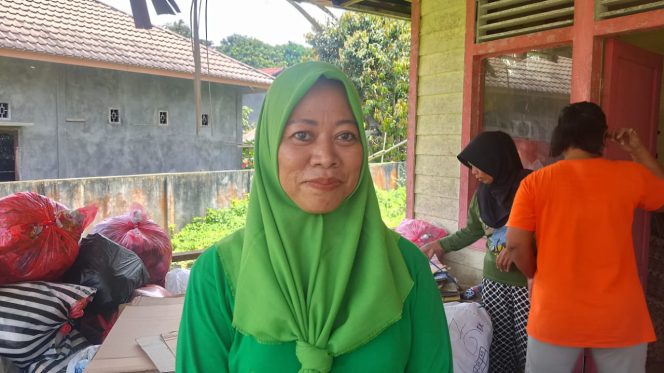 
Ketua Bank Sampah Etam Idaman, Srie Lestari, mengampanyekan edukasi sampah kepada warga Jahab, Tenggarong. (Angga/okeborneo.com)