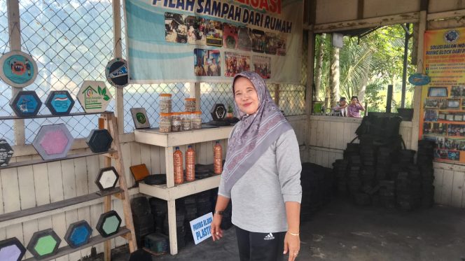
Ketua Bank Sampah Sukamaju, Yayuk Sehati, di area produksi paving blok plastik hasil olahan limbah rumah tangga di Desa Suka Maju, Tenggarong Seberang. (Angga/okeborneo.com)