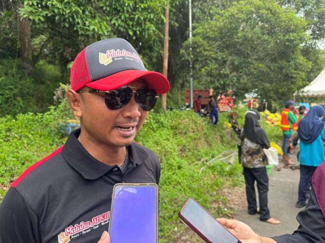 
Lurah Maluhu Tri Joko Kuncoro saat memberikan keterangan dalam kegiatan World Clean Up Day 2025 di Tenggarong. (Angga/okeborneo.com)