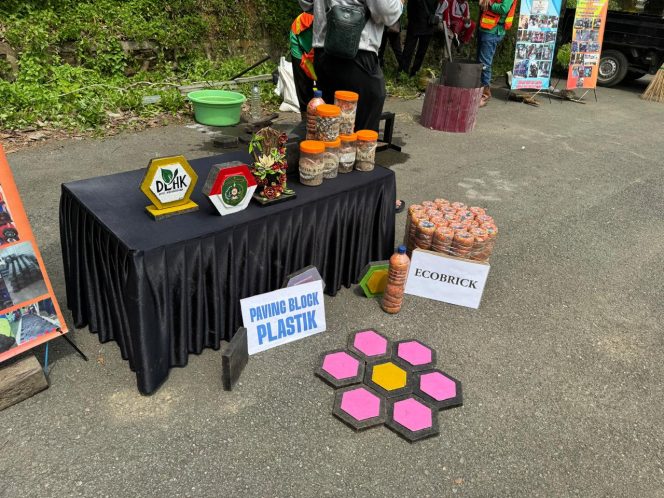 
Produk paving blok plastik dan ecobrick hasil olahan Bank Sampah Sukamaju dipamerkan dalam kegiatan lingkungan di Tenggarong Seberang. (Angga/okeborneo.com)