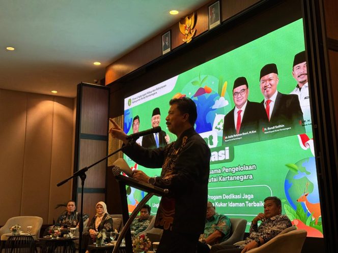 
Sekda Kukar Sunggono saat membacakan sambutan Bupati Kukar Aulia Rahman Basri pada Rakor Kebijakan Pengelolaan Sampah di Samarinda. (Angga/okeborneo.com)