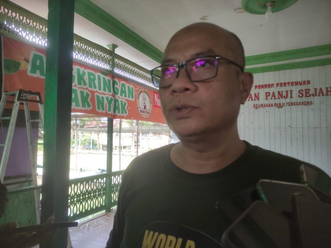 
Kepala DLHK Kukar, Slamet Hadiraharjo, mengajak masyarakat menjadikan kebersihan lingkungan sebagai gaya hidup sehari-hari. (Angga/okeborneo.com)