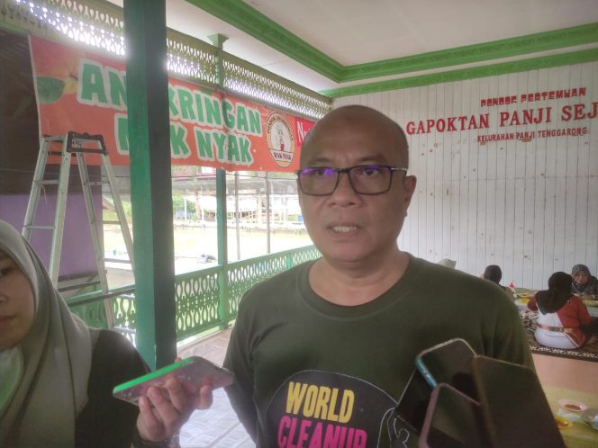 
Kepala DLHK Kukar Slamet Hadiraharjo menegaskan dukungan pembiayaan operasional TPS 3R di kecamatan selama dua tahun pertama. (Angga/okeborneo.com)