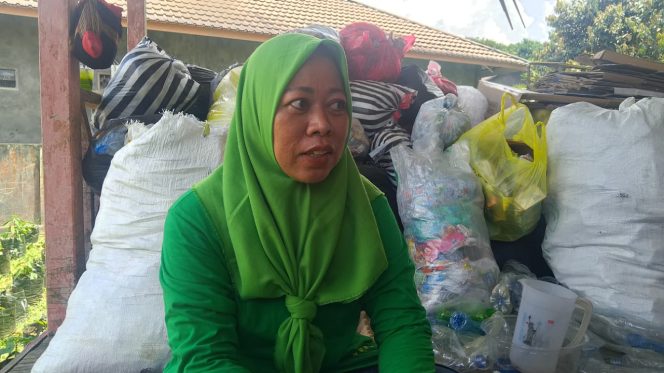 
Ketua Bank Sampah Etam Idaman, Srie Lestari, menjelaskan inovasi daur ulang plastik yang dikembangkan warga Jahab. (Angga/okeborneo.com)