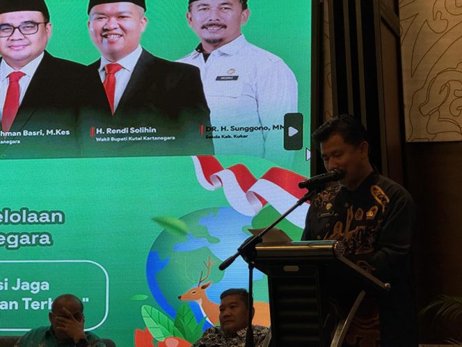 
Sekda Kukar Sunggono Kasnu membacakan sambutan Bupati Aulia Rahman Basri dalam rapat koordinasi kebijakan pengelolaan sampah di Samarinda. (Angga/okeborneo.com)