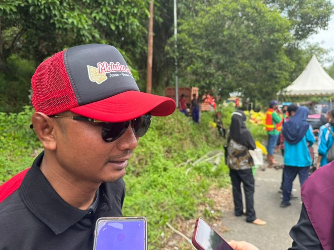 
Lurah Maluhu Tri Joko Kuncoro saat mengikuti kegiatan World Clean Up Day 2025 di Waduk Panji Sukarame, Tenggarong. (Angga/okeborneo.com)