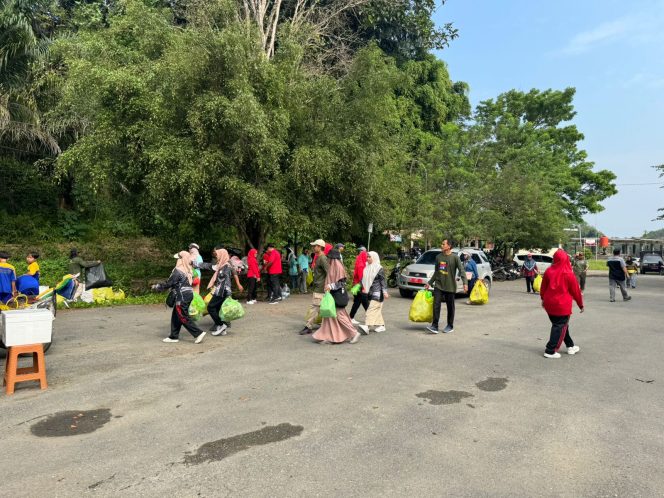 
Warga dan pelajar terlibat dalam aksi bersih-bersih lingkungan di kawasan Waduk Panji, Kecamatan Tenggarong, dalam rangka peringatan World Clean Up Day 2025. (Angga/okeborneo.com)
