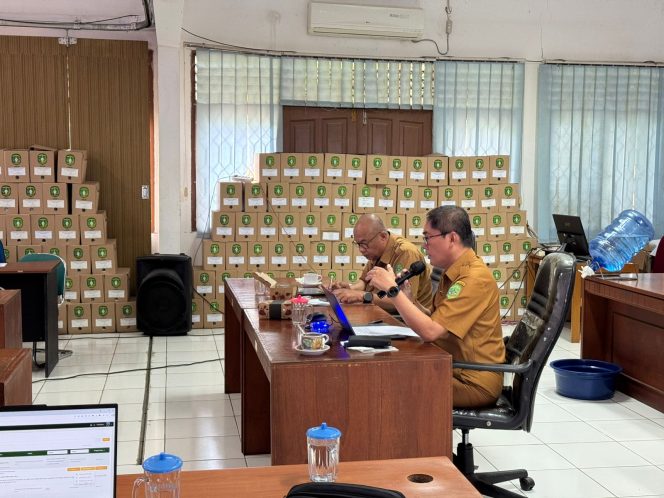 
Kabid Tata Lingkungan DLHK Kukar, Yudiarta, memaparkan pentingnya kepatuhan tata ruang dalam AMDAL Kawasan Industri Mahakam. (Angga/okeborneo.com)