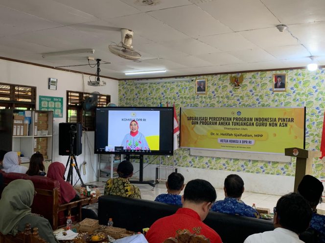 
Ketua Komisi X DPR RI, Hetifah Sjaifudian, menyampaikan paparan secara daring dalam Sosialisasi Percepatan PIP dan Program Aneka Tunjangan Guru Non-ASN di SDN 008 Tenggarong Seberang. (Angga/okeborneo.com)