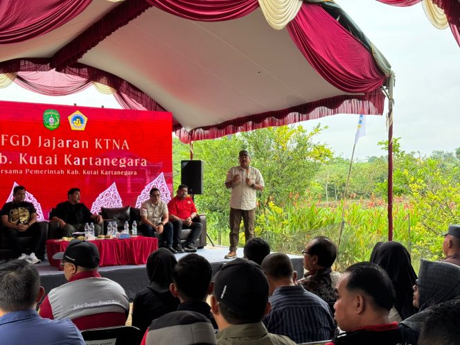 
Edi Damansyah menyampaikan paparan dalam FGD penyusunan basis data pertanian bersama Pemkab Kukar dan KTNA di Desa Bangun Rejo, Kamis (2/10). (Angga/okeborneo.com)