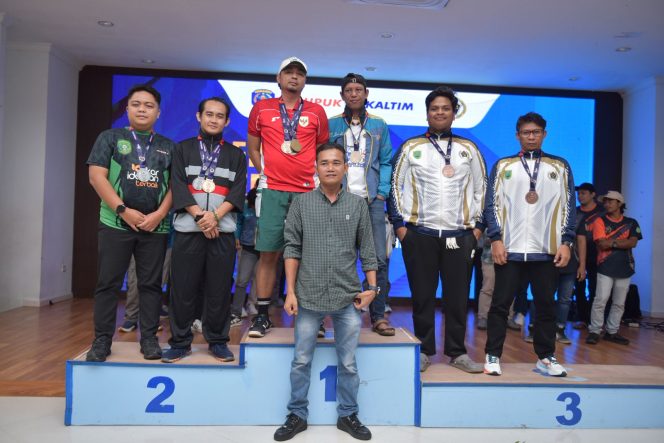 
Atlet kontingen Kukar, Angga Triandi (okeborneo.com) dan Handayan (Koran Kaltim) berdiri di podium juara ke-2. (Humas Porwarda Bontang) 