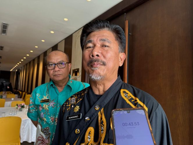 
Sekda Kukar Sunggono Kasnu didampingi Kadis LHK Kukar Slamet Hadiraharjo memberikan keterangan tentang pemanfaatan dana RT untuk pengelolaan sampah. (Angga/okeborneo.com)