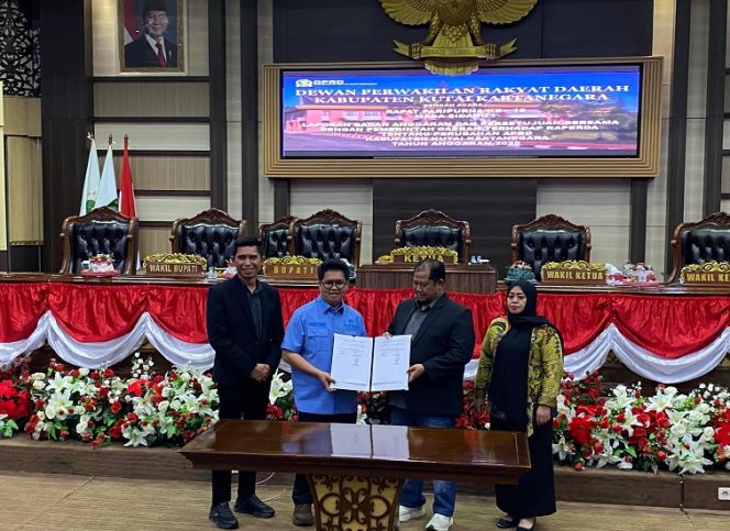 
Wakil Bupati Kukar, Rendi Solihin, bersama pimpinan DPRD Kukar usai penandatanganan nota kesepakatan pengesahan APBD Perubahan Tahun Anggaran 2025. (Angga/okeborneo.com)