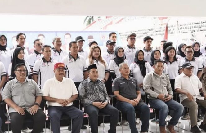 
Pengurus Akuatik Kukar periode 2025–2029 berfoto bersama usai pelantikan di Kolam Renang Junjung Buyah. (Angga/okeborneo.com)