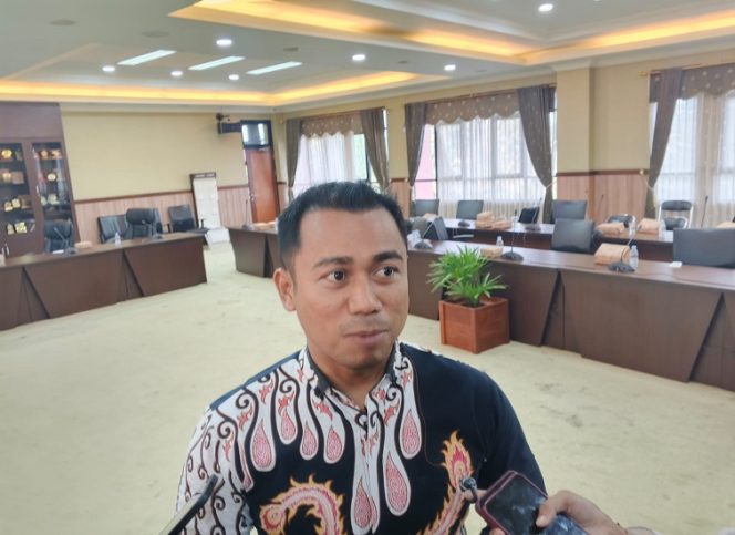
Ketua Komisi IV DPRD Kukar, M. Andi Faisal, memberikan keterangan terkait perluasan program makan siang gratis. (Angga/okeborneo.com)