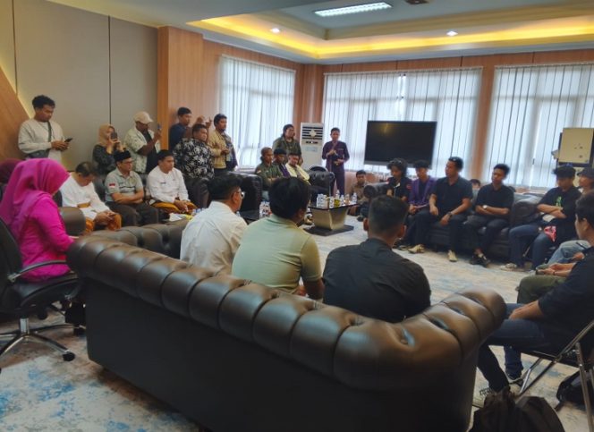 
Ketua DPRD Kutai Kartanegara, Ahmad Yani, saat berdialog dengan mahasiswa Universitas Kutai Kartanegara terkait pencairan sisa beasiswa. (Angga/okeborneo.com)