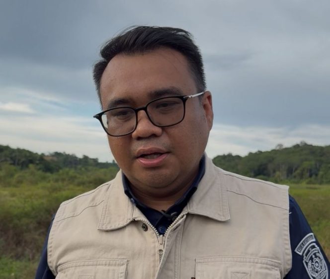
Bupati Kukar Aulia Rahman Basri meninjau kawasan pertanian sambil memaparkan capaian Program Kredit Kukar Idaman. (Angga/okeborneo.com)