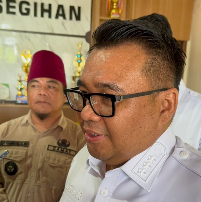 
Bupati Kukar Aulia Rahman Basri memberikan keterangan usai meninjau pembangunan dan menyerap aspirasi warga di Desa Sigihan. (Angga/okeborneo.com)