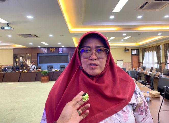 
Anggota DPRD Kukar Hj. Fatlon Nisa memberikan keterangan terkait pembaruan Raperda Cagar Budaya. (Angga/okeborneo.com)