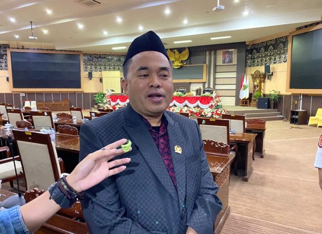 
Ketua DPRD Kukar, Ahmad Yani, memberikan keterangan terkait APBD Kukar 2026 usai Rapat Paripurna. (Angga/okeborneo.com)