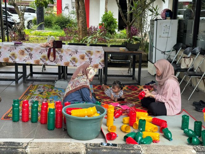 
Anggota DWP UP DLHK Kukar menyiapkan botol plastik bekas sebagai media tanam ramah lingkungan di halaman kantor DLHK Kukar. (Angga/okeborneo.com)