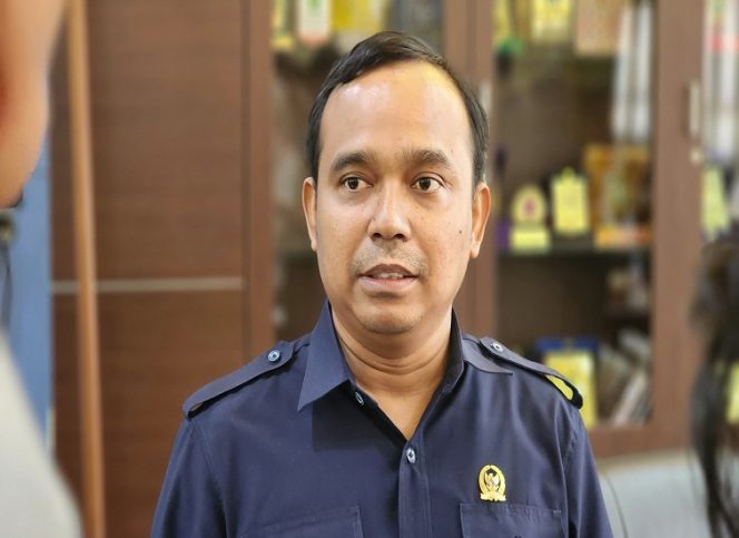 
Anggota Komisi I DPRD Kukar, Desman Minang Endianto, menegaskan perlunya musyawarah lanjutan dalam penyelesaian sengketa lahan warga Desa Jonggon. (Angga/okeborneo.com)