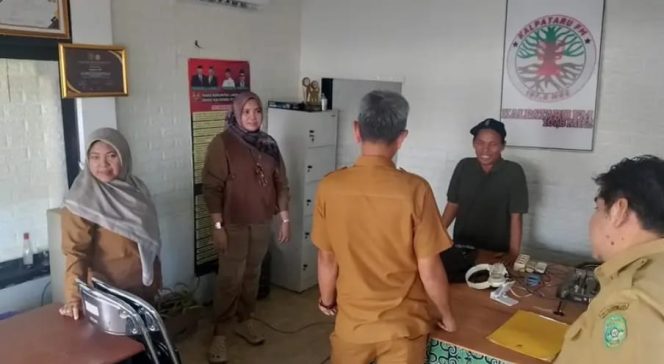 
Anggota Dharma Wanita DLHK Kukar memanfaatkan ruangan bekas studio radio sebagai sekretariat baru untuk kegiatan pelestarian lingkungan. (Angga/okeborneo.com)