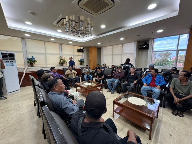 
Arianto berdiskusi dengan perwakilan Aliansi Masyarakat Kukar membahas penguatan peran talent lokal dalam event daerah. (Angga/okeborneo.com)