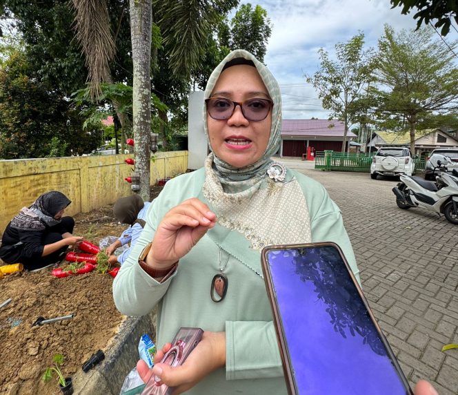 
Ketua DWP UP DLHK Kukar, Eka Yuyun Noorliany, menjelaskan kegiatan penghijauan yang melibatkan anggota dan masyarakat di lingkungan kantor DLHK Kukar. (Angga/okeborneo.com)