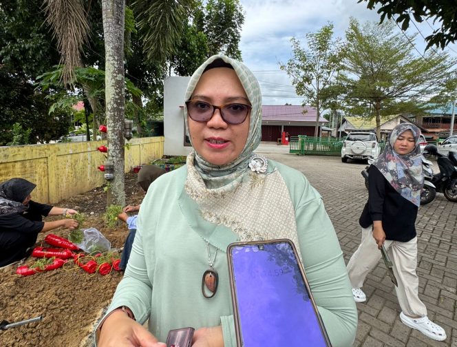 
Ketua DWP UP DLHK Kukar, Eka Yuyun Noorliany, menegaskan pentingnya kesadaran bersama menjaga kebersihan lingkungan di Kutai Kartanegara. (Angga/okeborneo.com)