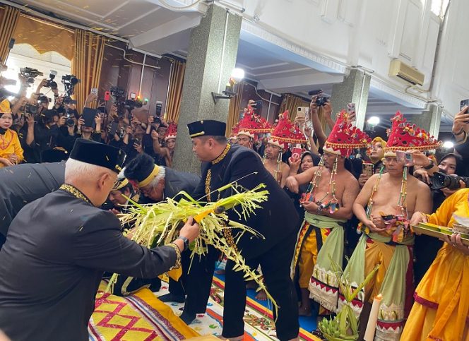 
Prosesi adat Erau Kutai Kartanegara saat Sultan Aji Muhammad Arifin melakukan ritual tradisional di Keraton Kesultanan Kutai Kartanegara Ing Martadipura. (Angga/okeborneo.com)