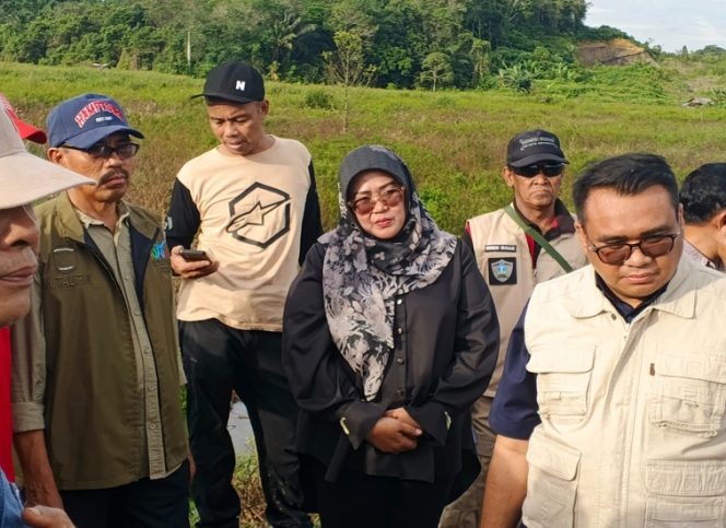 
Fathlon Nisa bersama Pemkab Kukar meninjau kondisi irigasi rusak di kawasan pertanian Rapak Rabau. (Angga/okeborneo.com)
