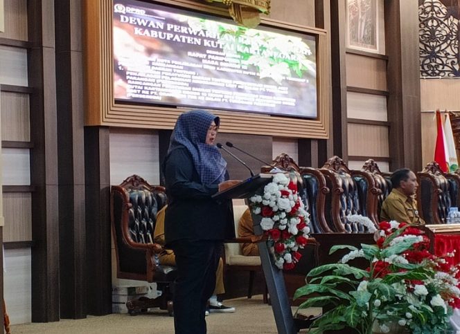 
Anggota DPRD Kutai Kartanegara Fathlon Nisa menyampaikan pandangan fraksi dalam rapat paripurna di gedung DPRD Kukar. (Angga/okeborneo.com)