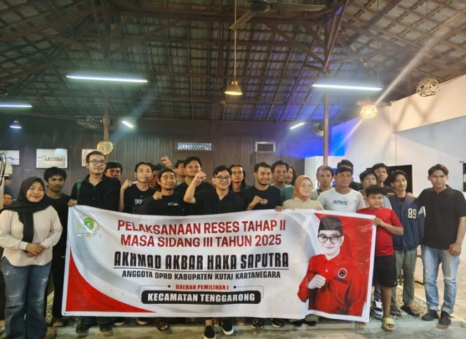 
Anggota DPRD Kukar Akbar Haka berfoto bersama mahasiswa usai kegiatan reses di Kelurahan Timbau, Kecamatan Tenggarong. (Angga/okeborneo.com)