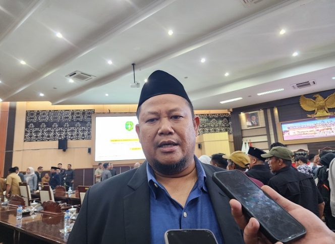 
Wakil Ketua DPRD Kutai Kartanegara Abdul Rasyid menegaskan pentingnya penguatan ekonomi berbasis potensi lokal di setiap wilayah. (Angga/okeborneo.com)