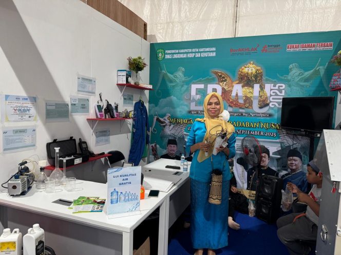 
Petugas DLHK Kukar menjelaskan alat laboratorium lingkungan kepada pengunjung di Expo Erau 2025, Lapangan Basket Stadion Rondong Demang, Tenggarong. (Angga/okeborneo.com)