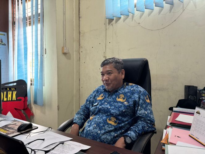 
Irawan, Kabid Pengelolaan Sampah dan Limbah B3 DLHK Kukar, memberikan penjelasan terkait retribusi kebersihan. (Angga/okeborneo.com)