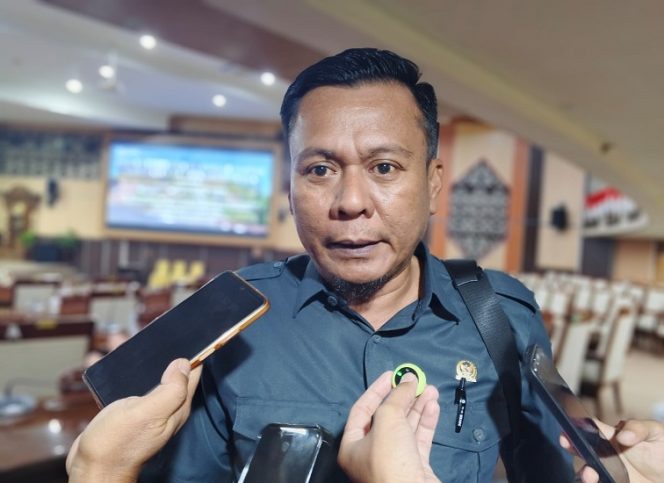 
Ketua Banggar DPRD Kukar, Johansyah, memberikan keterangan usai rapat pembahasan APBD Perubahan 2025 di Gedung DPRD Kutai Kartanegara. (Angga/okeborneo.com)