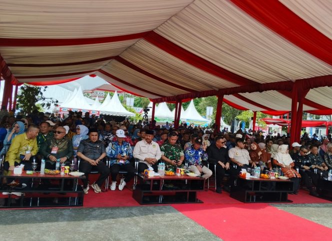 
Para tamu undangan menghadiri pembukaan Kontak Tani Nelayan Andalan (KTNA) Nasional 2025 di Halaman Kantor Bupati Kutai Kartanegara. (Angga/okeborneo.com)