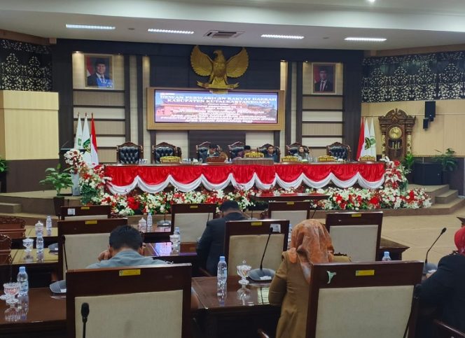 
Suasana Rapat Paripurna DPRD Kutai Kartanegara yang membahas agenda pembahasan KUA-PPAS Perubahan Tahun Anggaran 2025. (Angga/okeborneo.com)