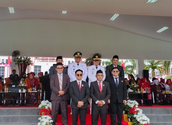 
Ketua DPRD Kukar Ahmad Yani beserta anggota berfoto bersama Bupati dan Wakil Bupati Kukar usai upacara peringatan HUT ke-80 RI di Lapangan Kantor Bupati Kukar, Minggu (17/8/2025). (Angga/okeborneo.com)