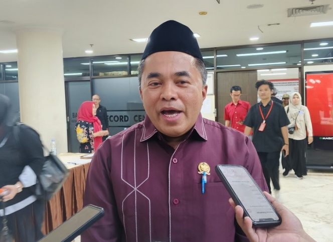 
Ketua DPRD Kukar Ahmad Yani menegaskan pentingnya percepatan digitalisasi pelayanan publik. (Angga/okeborneo.com)
