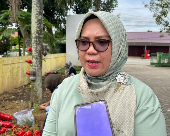 
Ketua DWP UP DLHK Kukar, Eka Yuyun Noorliany mengimbau para pelaku UMKM agar peduli terhadap kebersihan lingkungan di area publik. (Angga/okeborneo.com)