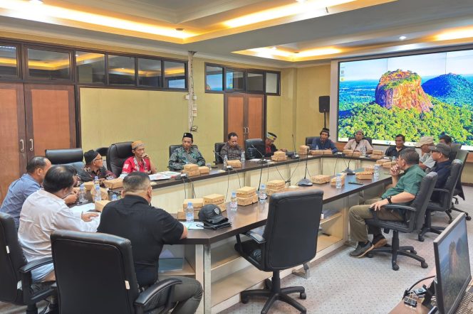 
Komisi I DPRD Kukar menggelar RDP bersama perwakilan masyarakat Kampung Nusantara membahas sengketa lahan yang belum terselesaikan. (Angga/okeborneo.com)