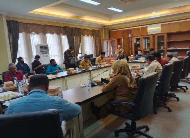 
Komisi I DPRD Kukar saat menggelar rapat dengar pendapat membahas sengketa lahan antara Kelompok Tani Sumber Rejeki dan perusahaan. (Angga/okeborneo.com)