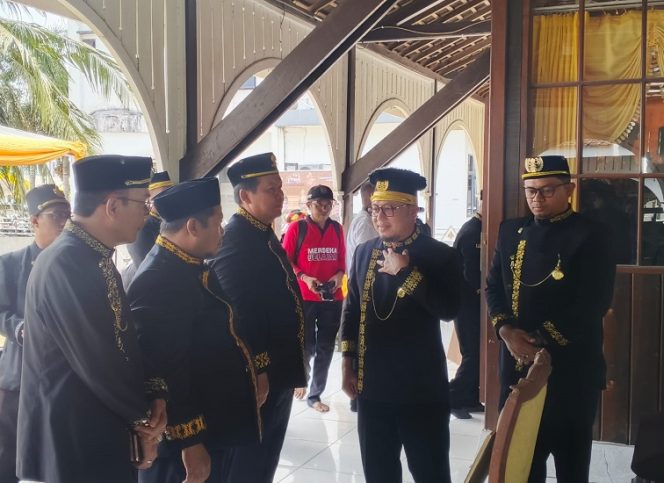 
Wakil Ketua DPRD Kutai Kartanegara, Abdul Rasyid (kedua dari kiri), berbincang dengan pengurus Kesultanan Kutai saat kegiatan ziarah ke makam Aji Imbut di Tenggarong. (Angga/okeborneo.com)
