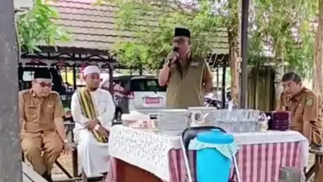 
Kepala DLHK Kukar, Slamet Hadiranarjo, memberikan sambutan dalam peringatan Maulid Nabi Muhammad SAW bersama ASN di lingkungan dinasnya. (Angga/okeborneo.com)