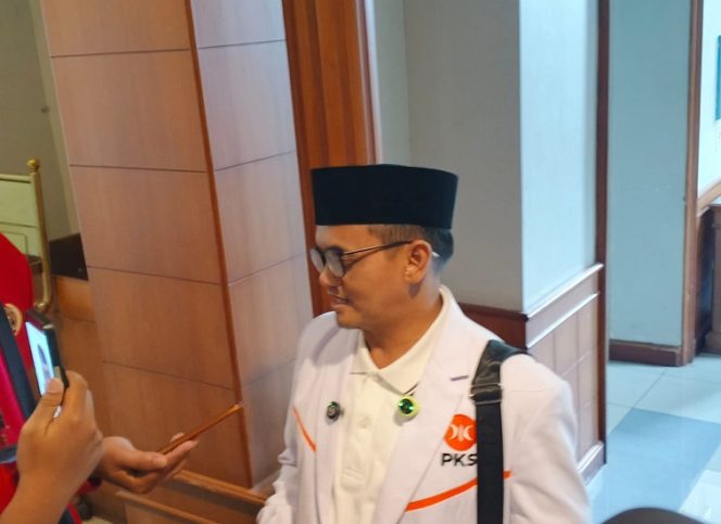 
Anggota Komisi IV DPRD Kukar, Muhammad Idham, usai memberikan keterangan terkait penanganan karhutla di wilayah terpencil. (Angga/okeborneo.com)