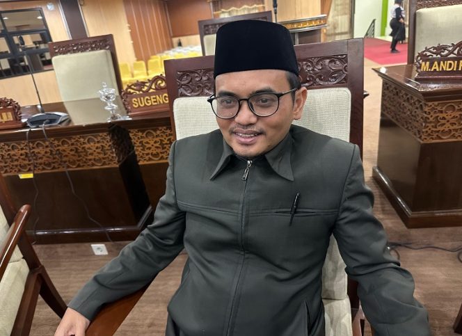 
Anggota DPRD Kutai Kartanegara Muhammad Idham mengapresiasi peran SPPG Sukarame yang mendukung pelaksanaan Program Makan Bergizi Gratis di Kukar. (Angga/okeborneo.com)